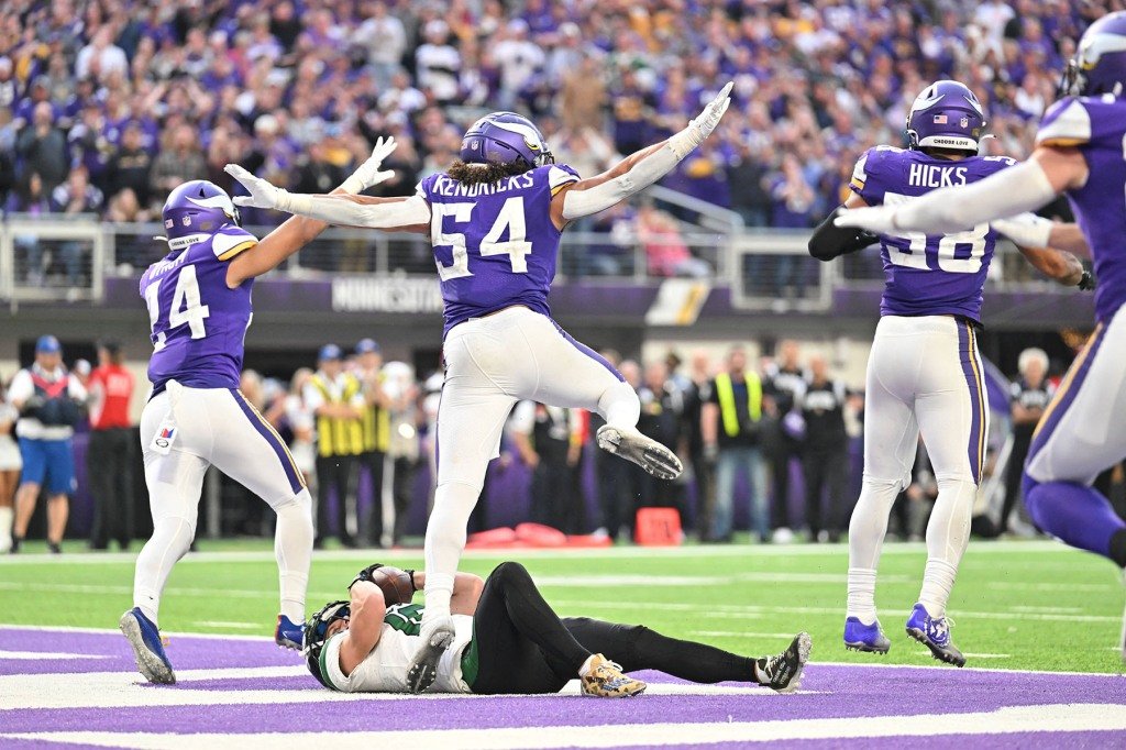 Minnesota Vikings safety Camryn Bynum (24) and linebacker Eric Kendricks (54) and linebacker Jordan Hicks (58) react after New York Jets wide receiver Braxton Berrios (10) drops a touchdown pass late during the fourth quarter.