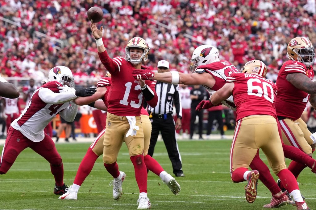 Brock Purdy throws a touchdown pass for the 49ers against the Cardinals.