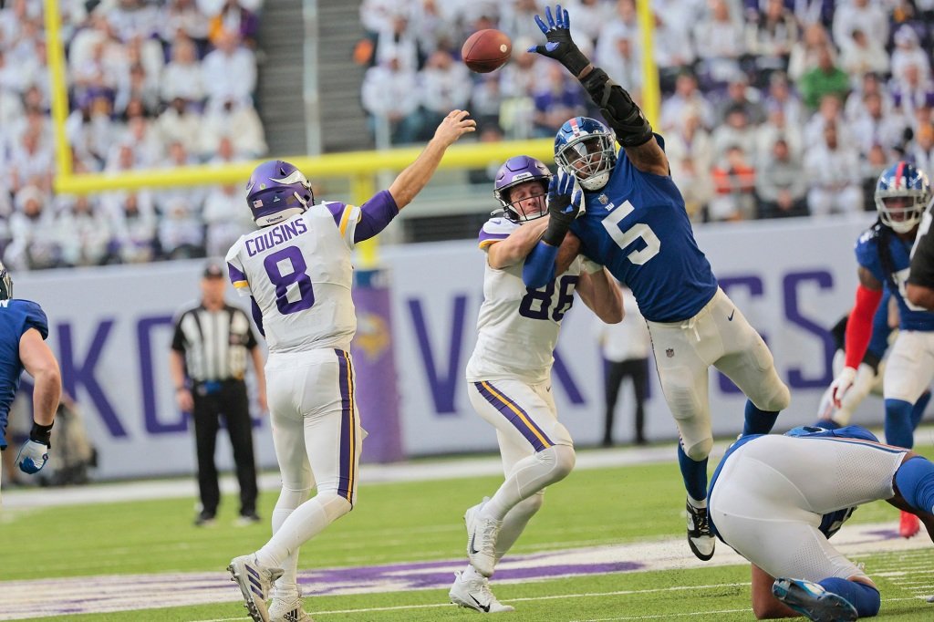 Giants linebacker Kayvon Thibodeaux (5) strikes to block a pass from Vikings quarterback Kirk Cousins (8) on Dec. 24, 2022.