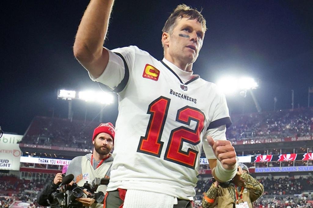 Tom Brady announces retirement in emotional video