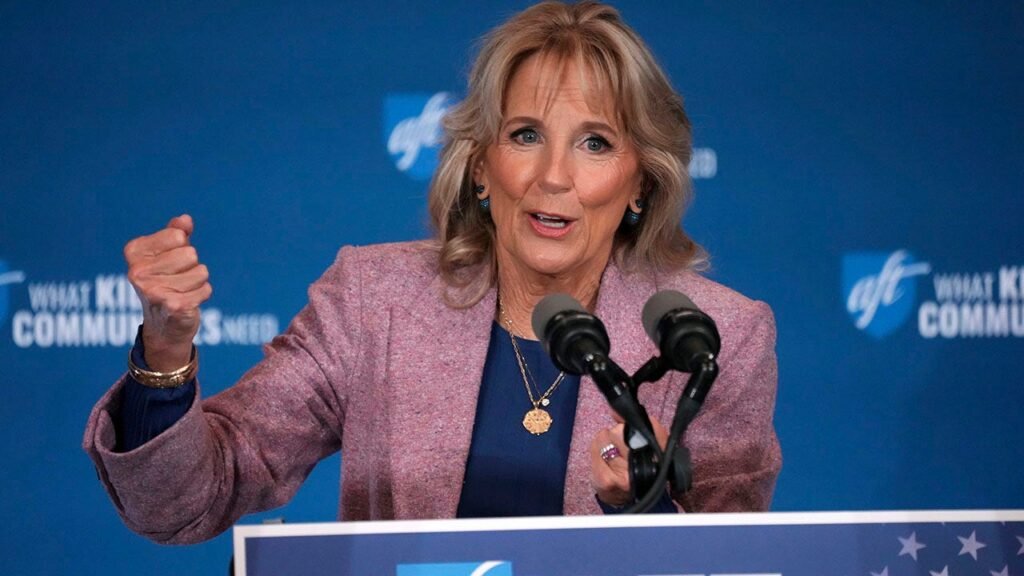 Jill Biden, Doug Emhoff share kiss ahead of Biden State of the Union