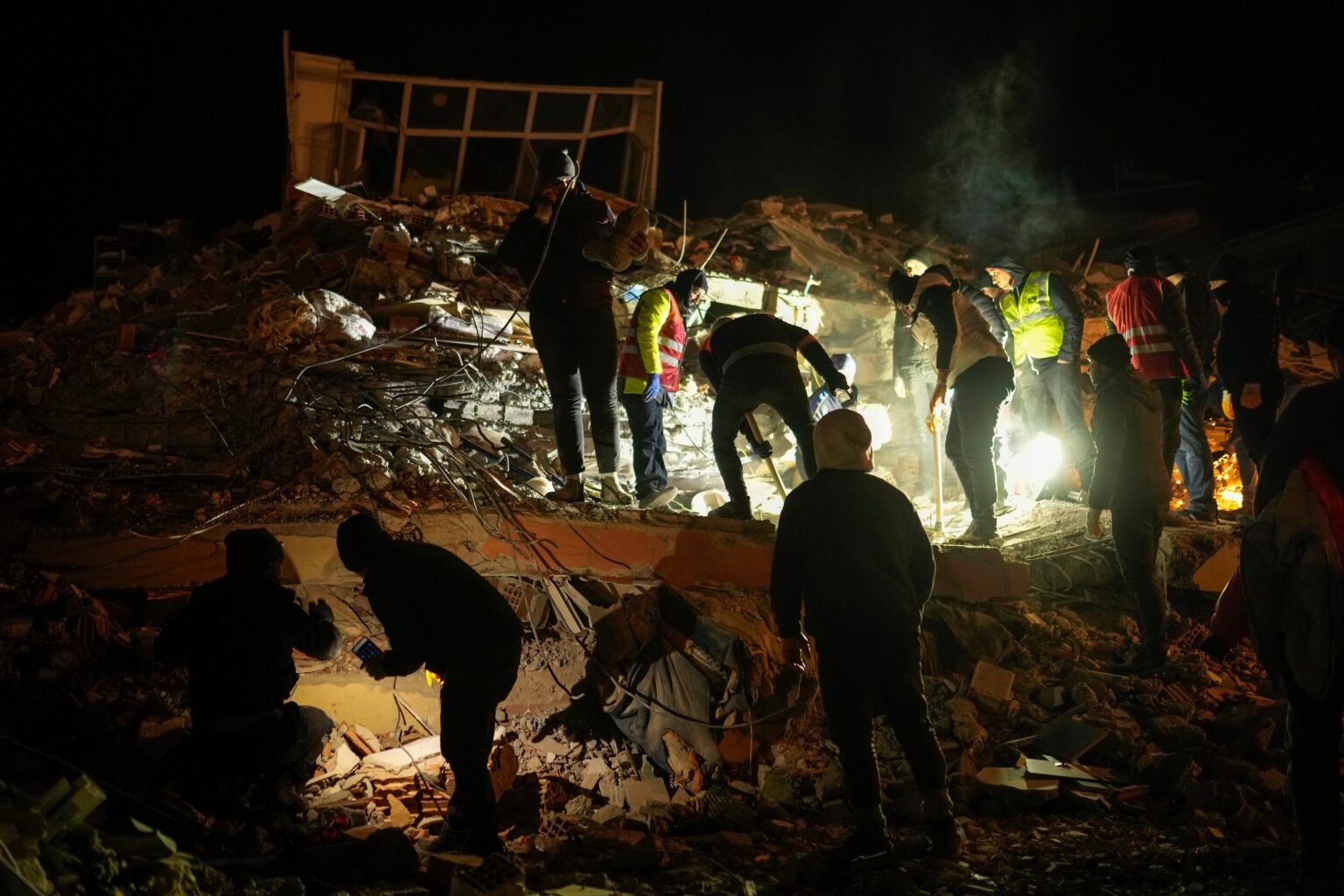 Turkey, Syria earthquake claims at least 15,000 lives as hope for survivors fades