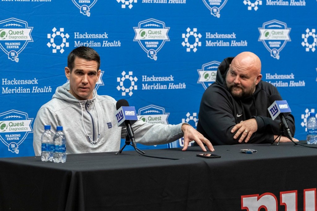 Giants general manager Joe Schoen (l.) speaks alongside head coach Brian Daboll (r.) on Jan. 23, 2023.