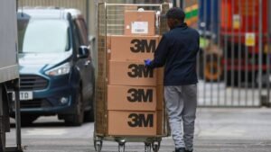Top 3M shareholder fires warning shot at chief executive