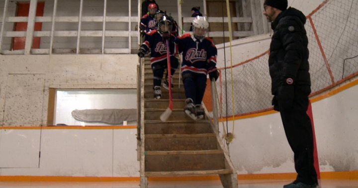Players descend stairs at Lang’s hockey rink to skate on some of Sask.’s oldest ice